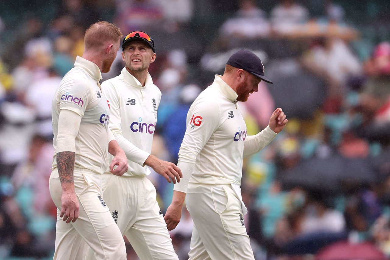 Joe Root, Ben Stokes and Jonny Bairstow head off as the rain comes down, Australia vs England, Men's Ashes, Sydney Cricket Ground, January 5, 2022