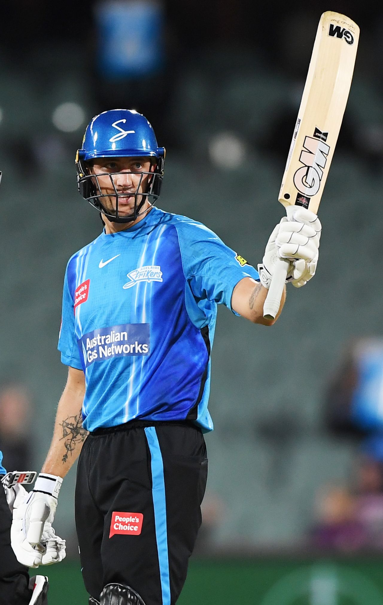 Matthew Short raises his bat after completing his half-century, Hobart Hurricanes vs Adelaide Strikers, BBL 2021-22, Adelaide, January 5, 2022
