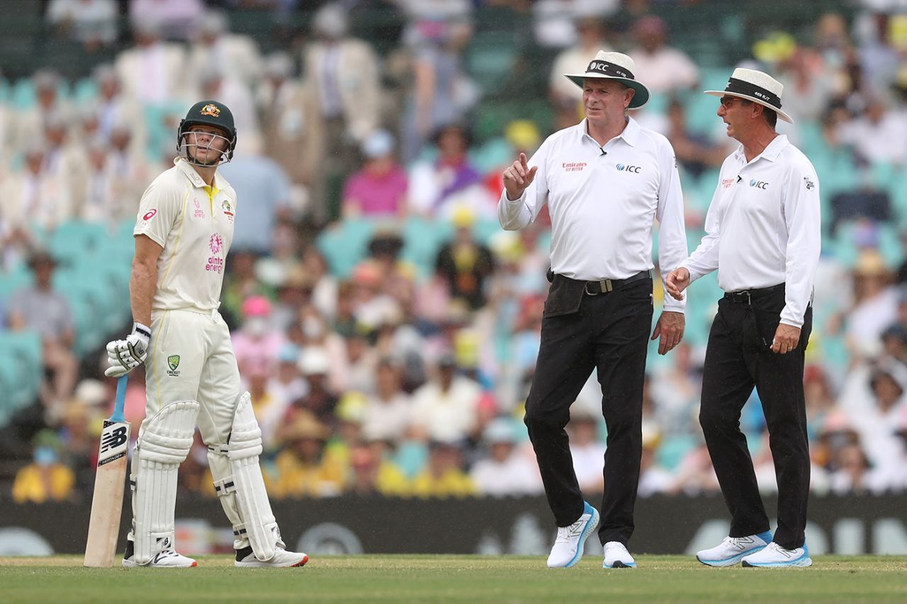 Umpires Paul Reiffel and Rod Tucker get together as the rain begins to fall, Australia vs England, Men's Ashes, Sydney Cricket Ground, January 6, 2022