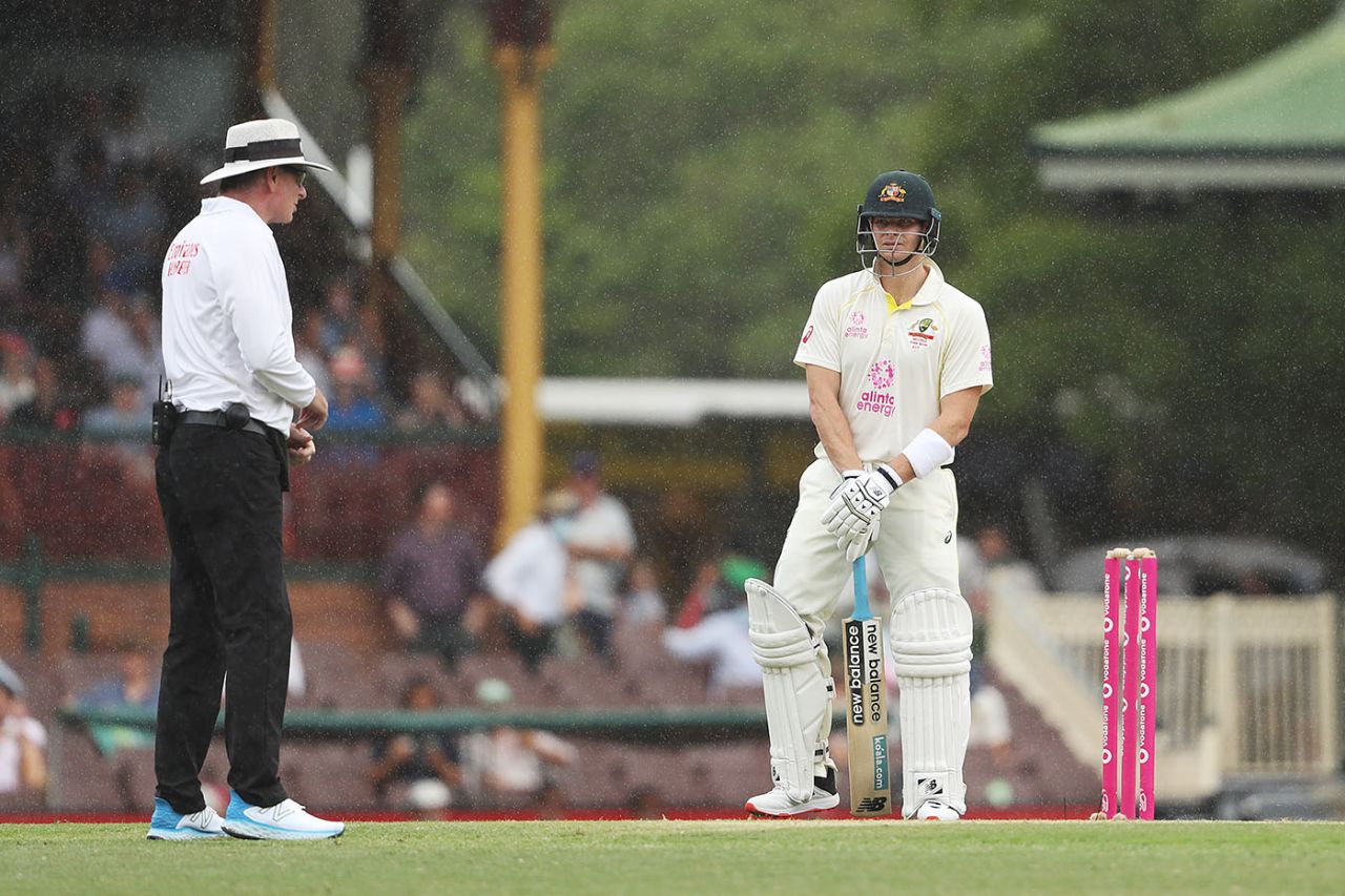 Steven Smith waits for the umpires to take the players off for rain, Australia vs England, Men's Ashes, 4th Test, Day 2, Sydney Cricket Ground, January 6, 2022