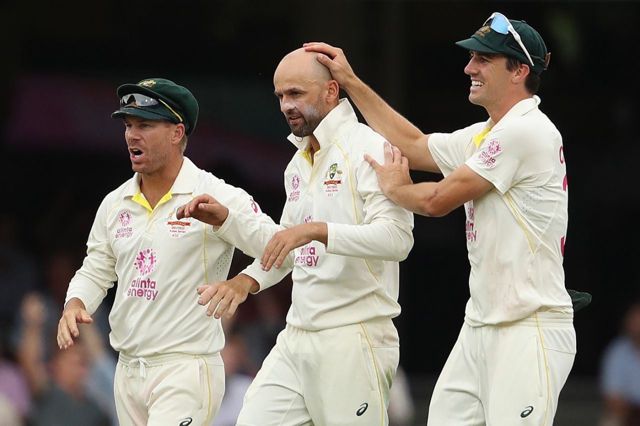 Nathan Lyon is congratulated by his captain, Australia vs England, Men's Ashes, 4th Test, 5th day, Sydney, January 9, 2022