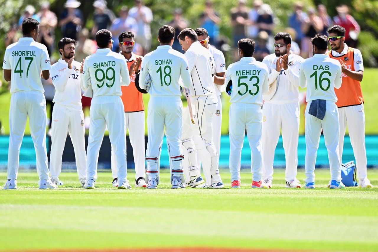 Ross Taylor gets a guard of honour from the Bangladesh players as he comes to the crease in his final Test match, New Zealand vs Bangladesh, 2nd Test, Christchurch, 2nd day, January 910 2022