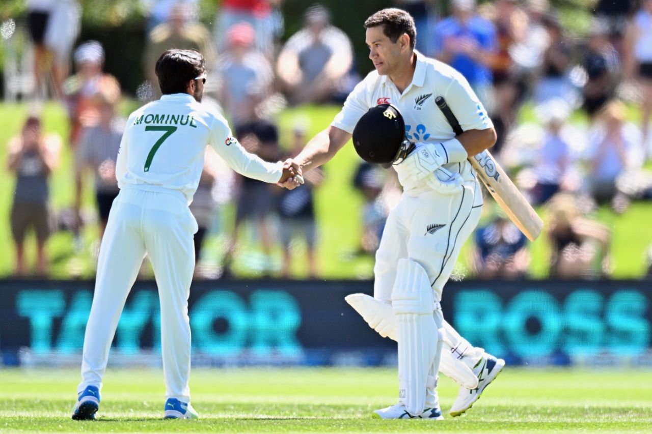 Ross Taylor gets a handshake from Bangladesh captain Mominul Haque as he comes out to bat in his last Test, New Zealand vs Bangladesh, 2nd Test, Christchurch, 2nd day, January 910 2022