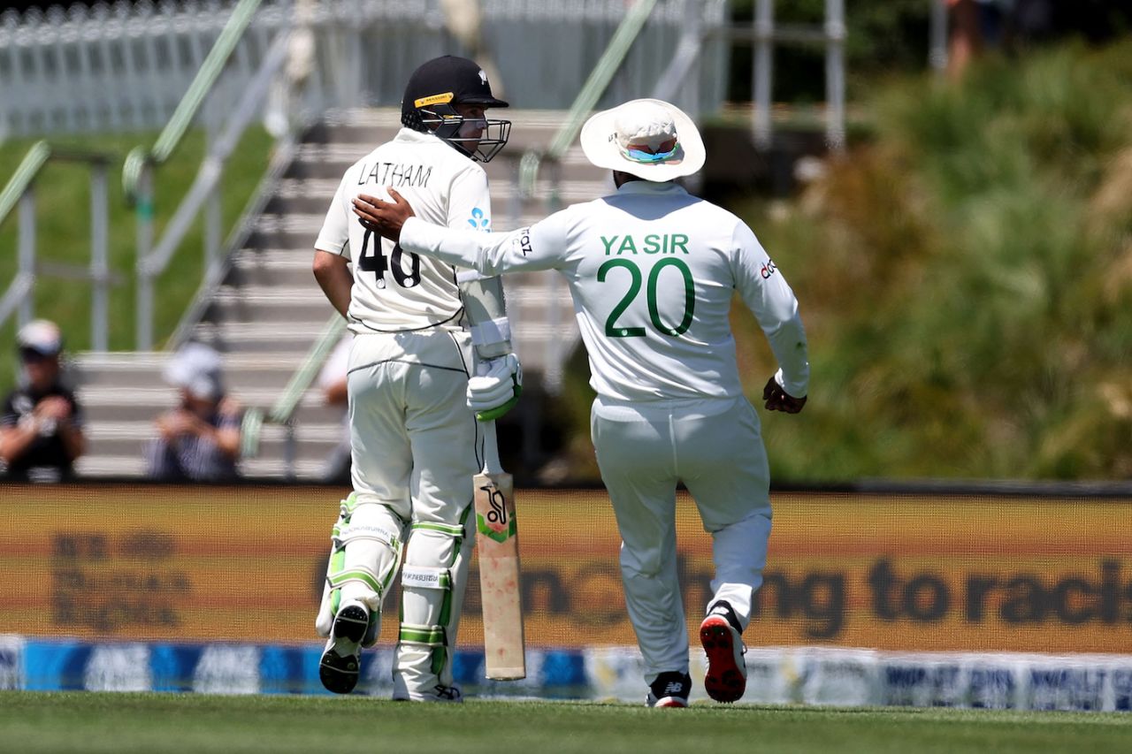 Tom Latham is congratulated by Yasir Ali after falling for 252, New Zealand vs Bangladesh, 2nd Test, Christchurch, 2nd day, January 10, 2022