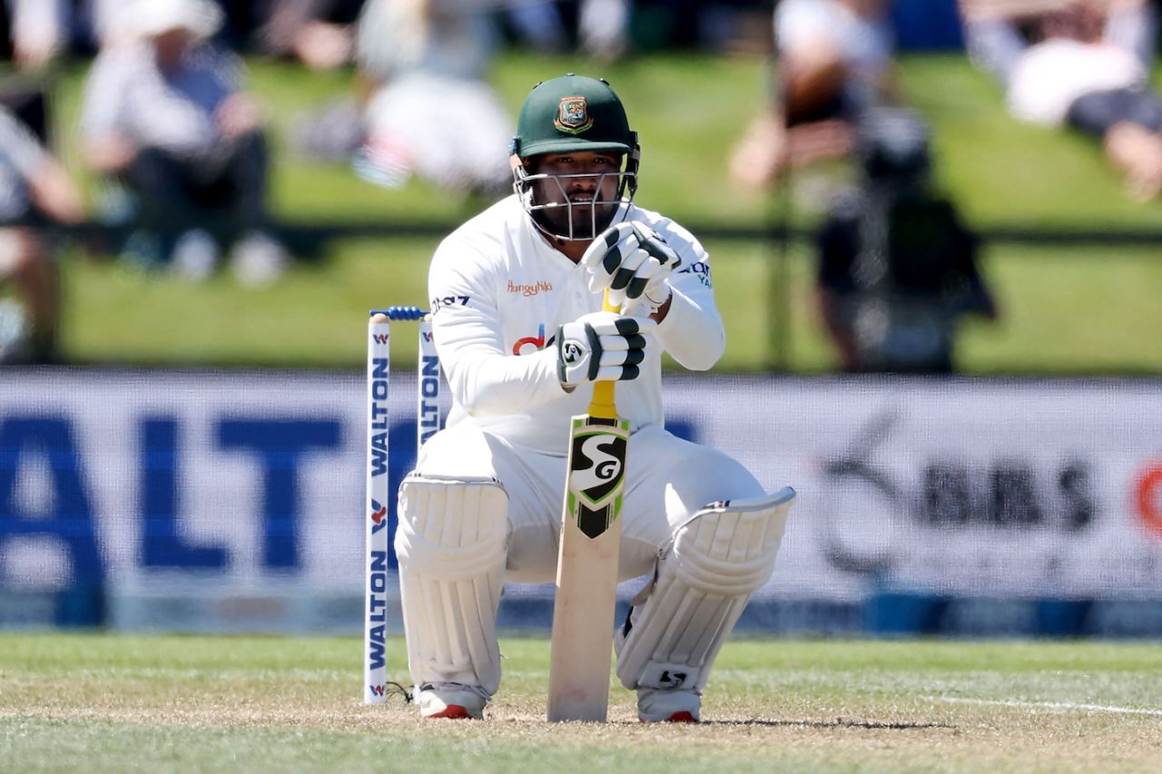 Yasir Ali takes a breather during his innings, New Zealand vs Bangladesh, 2nd Test, Christchurch, 2nd day, January 10, 2022