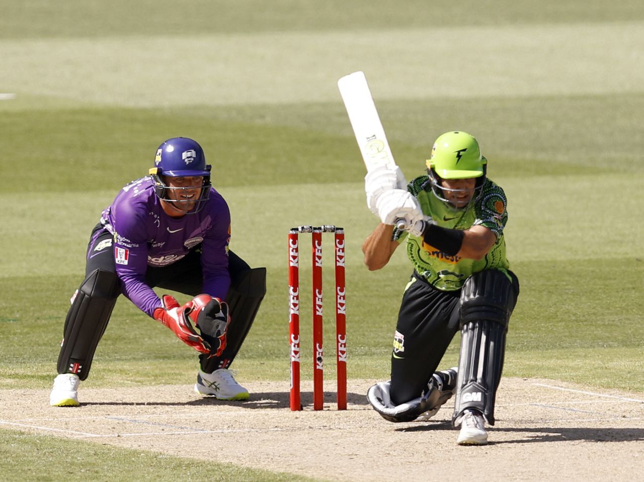Jason Sangha prepares for an unorthodox sweep, Hobart Hurricanes vs Sydney Thunder, BBL 2021-22, Melbourne, January 10, 2022