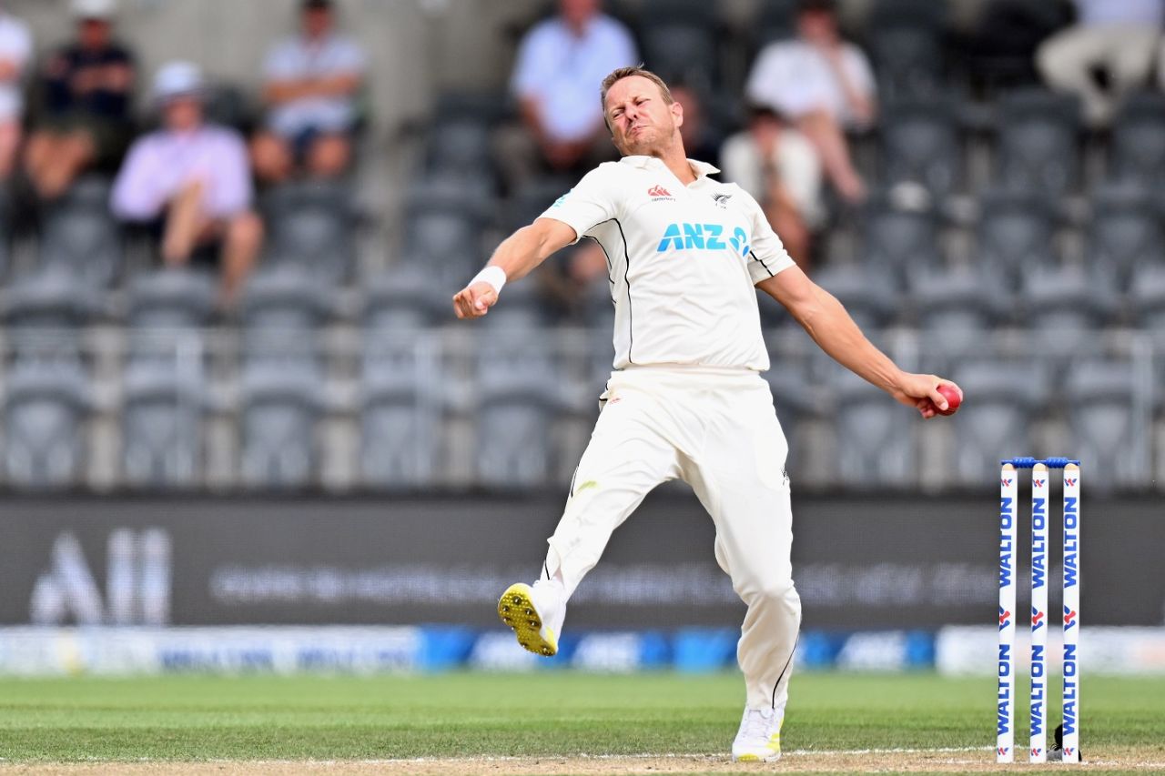 Neil Wagner puts everything into his bowling stride, New Zealand vs Bangladesh, 2nd Test, Christchurch, 3rd day, January 11, 2022