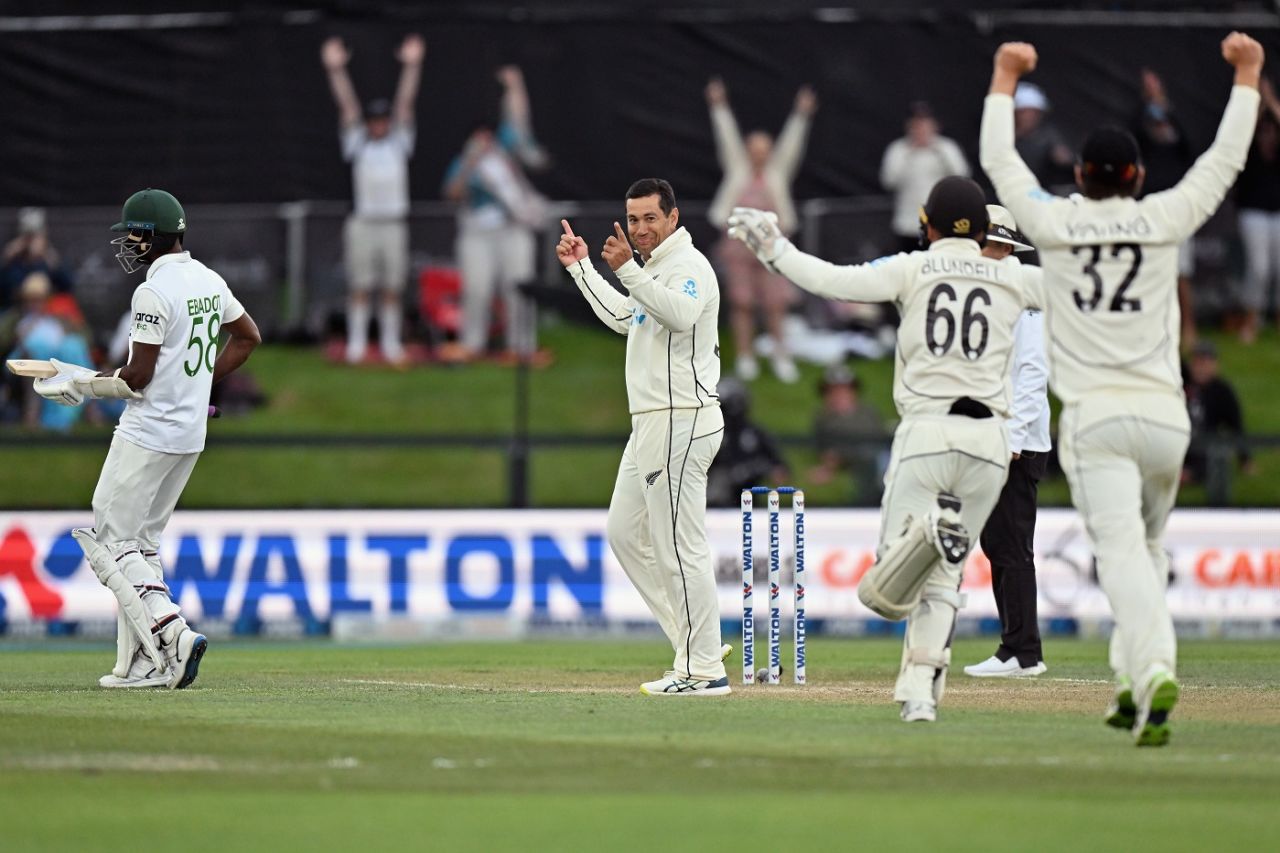 Fairytale finish - Ross Taylor ends the match and his career by taking a wicket, New Zealand vs Bangladesh, 2nd Test, Christchurch, 3rd day, January 11, 2022