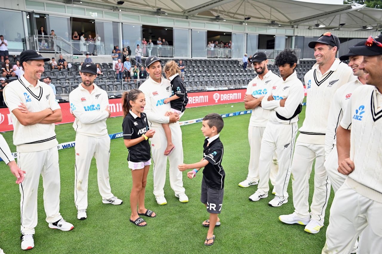 Ross Taylor surrounded by smiling team-mates, his children with him, at the end of his Test career, New Zealand vs Bangladesh, 2nd Test, Christchurch, 3rd day, January 11, 2022