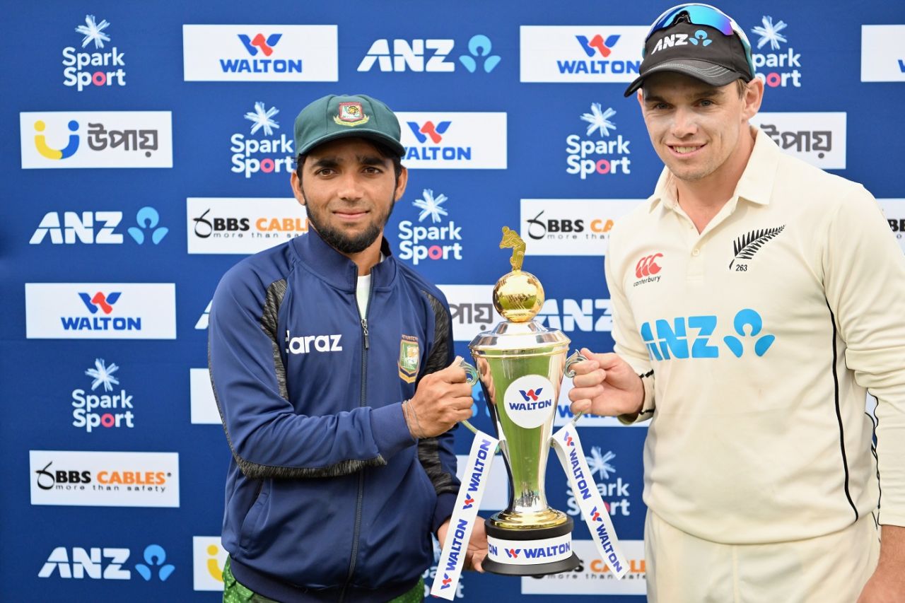 Tom Latham and Mominul Haque shared the trophy after a 1-1 series result, New Zealand vs Bangladesh, 2nd Test, Christchurch, 3rd day, January 11, 2022