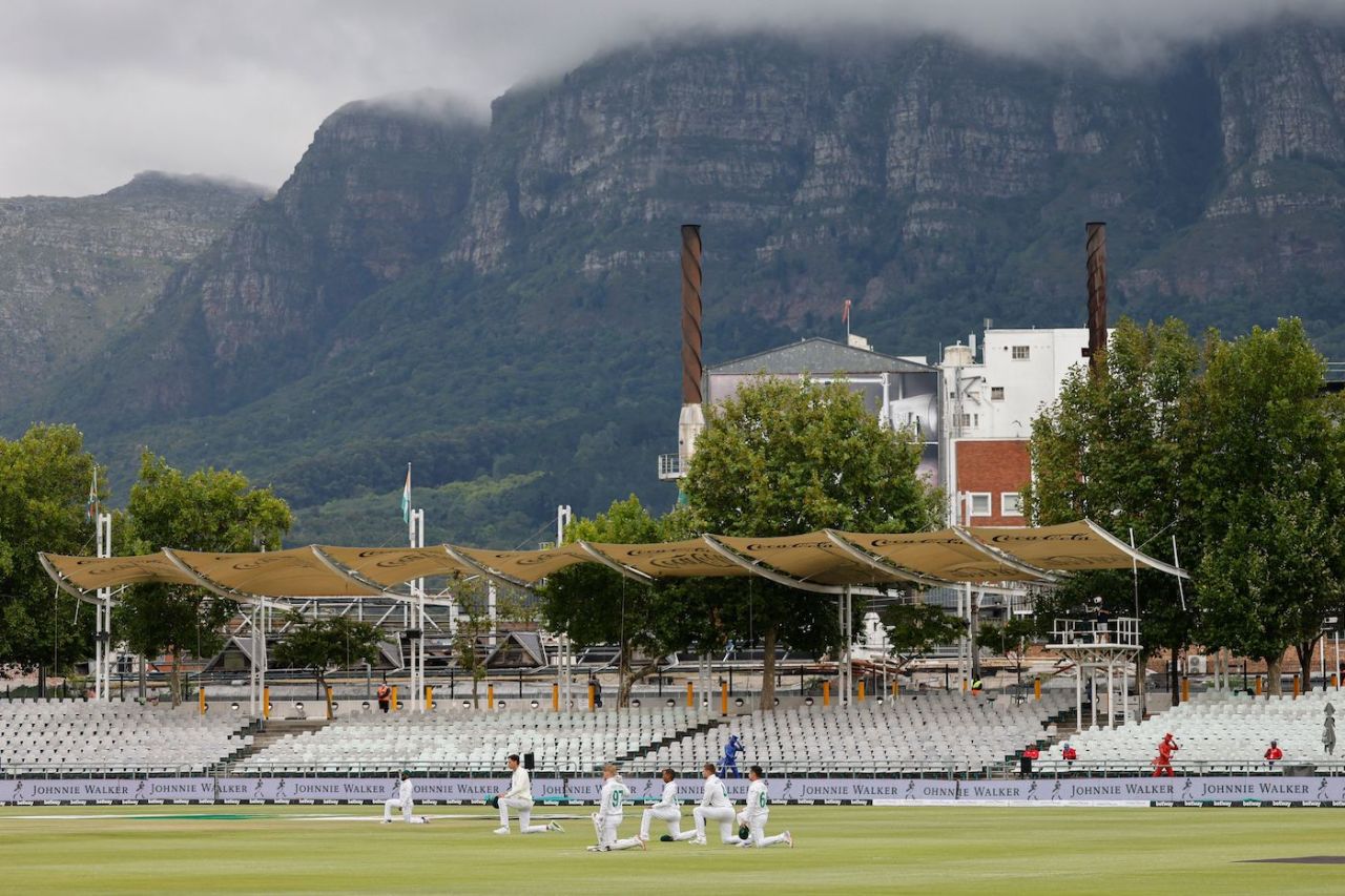 The South African players take a knee with the Table Mountain as the backdrop, South Africa vs India, 3rd Test, Cape Town, 1st day, January 11, 2022