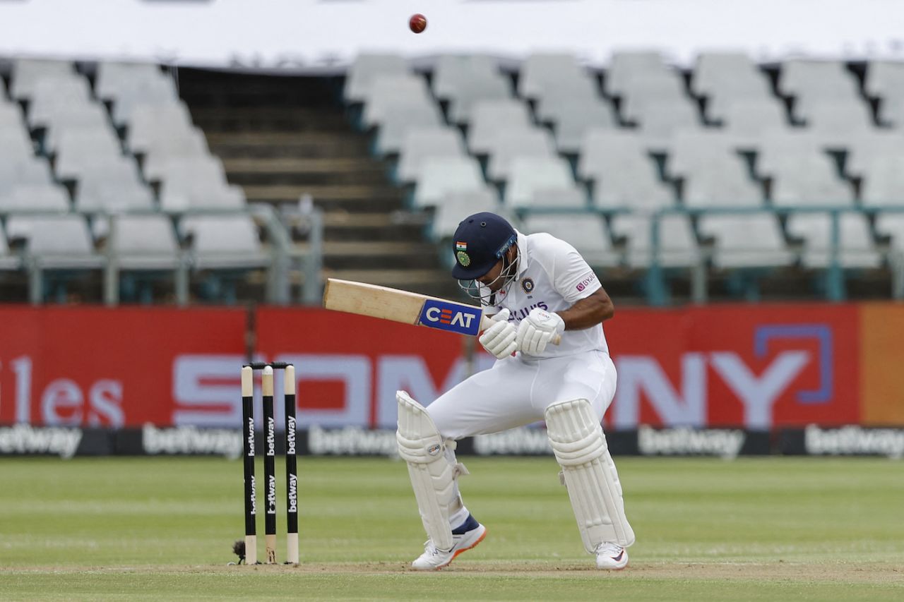 Mayank Agarwal ducks under a bouncer, South Africa vs India, 3rd Test, Cape Town, 1st day, January 11, 2022