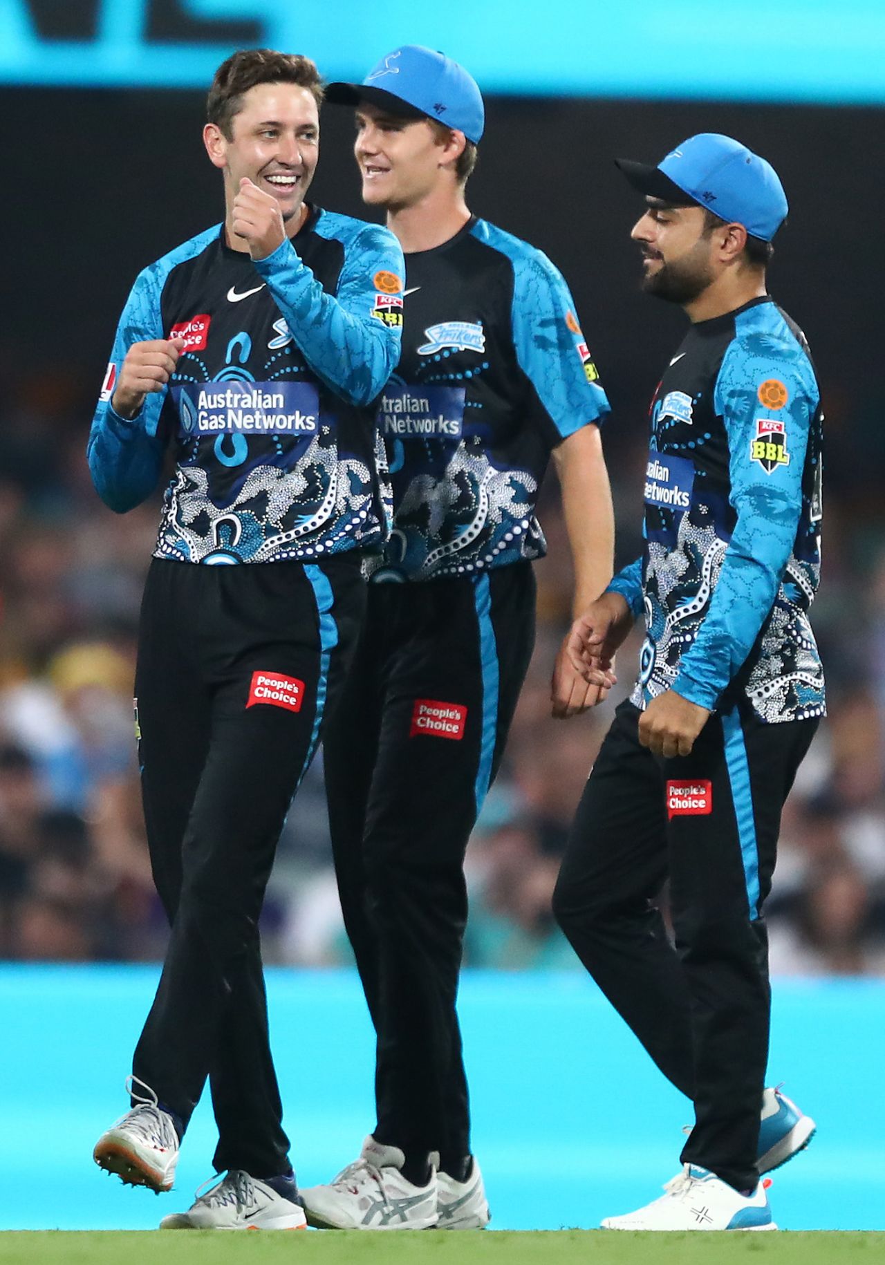 Matthew Short celebrates a wicket with his team-mates, Brisbane Heat vs Adelaide Strikers, BBL 2021-22, Brisbane, January 12, 2022