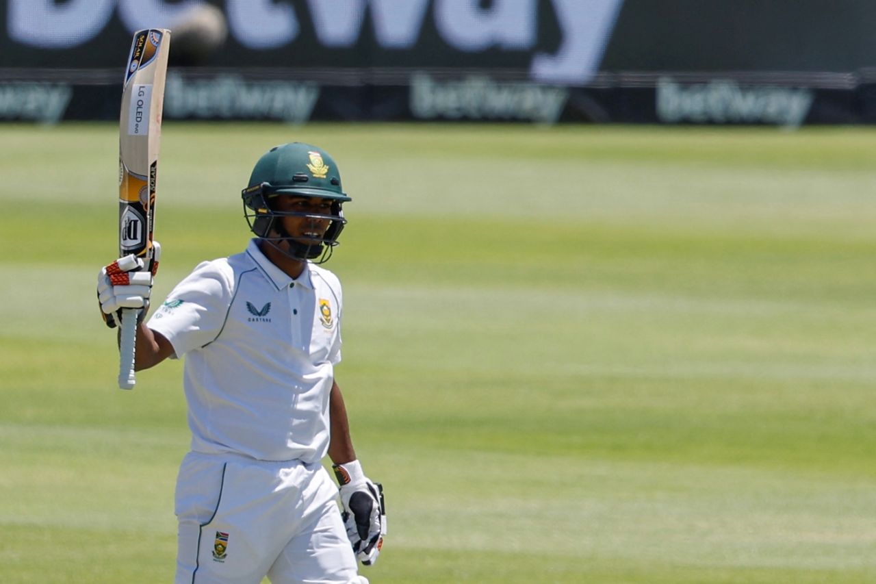 Keegan Petersen acknowledges the applause on getting to a fifty, South Africa vs India, 3rd Test, Cape Town, 2nd day, January 12, 2022