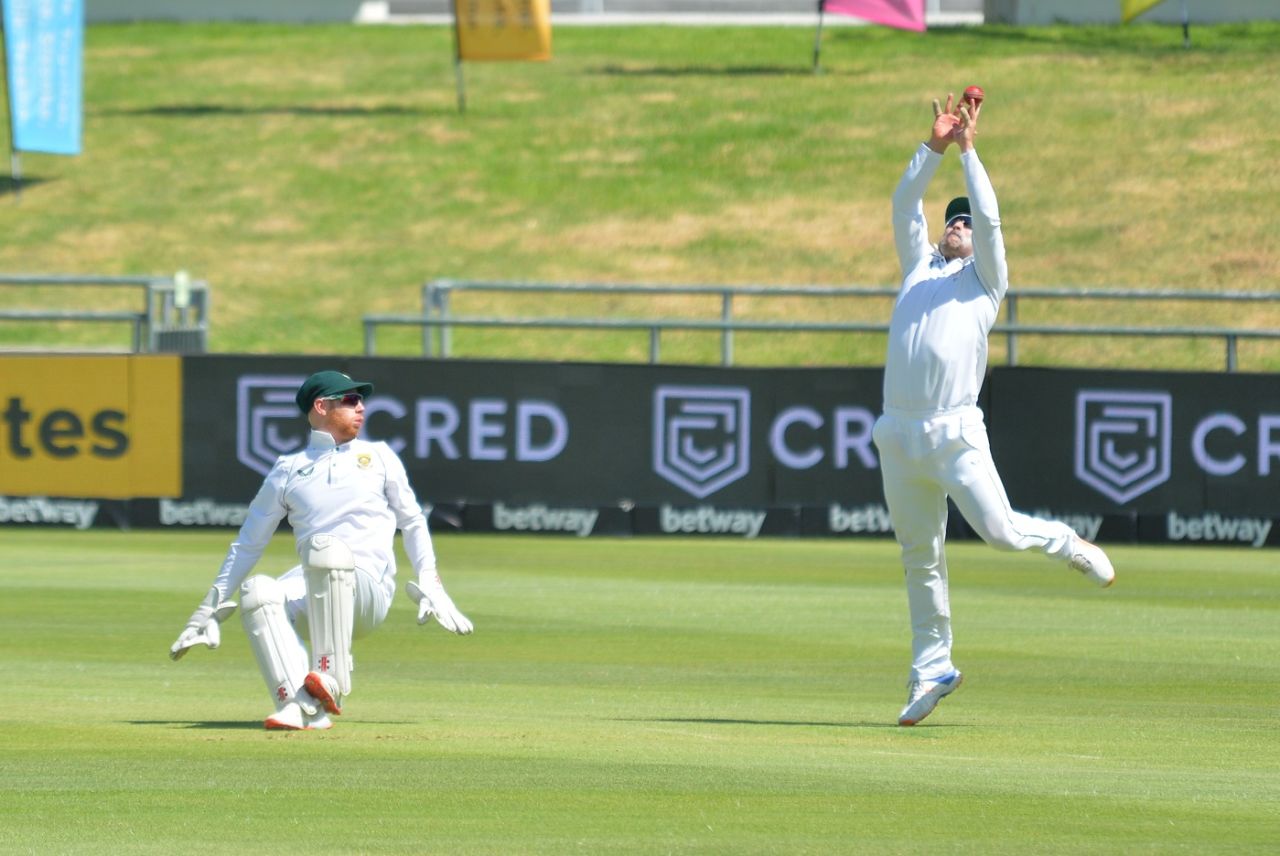 Dean Elgar takes a rebound catch as Kyle Verreynne tumbles while looking back, South Africa vs India, 3rd Test, Cape Town, 3rd day, January 13, 2022