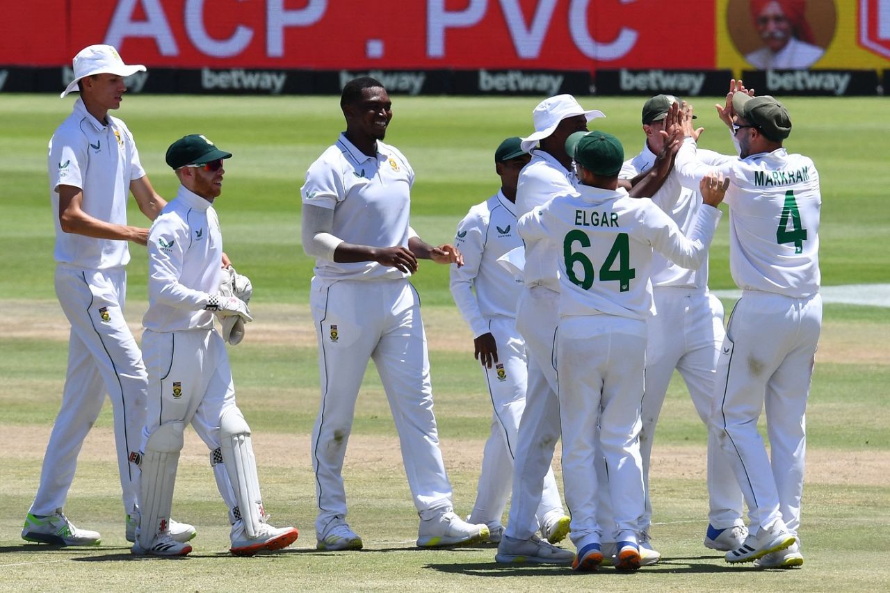 Lungi Ngidi celebrates with team-mates after getting Virat Kohli, South Africa vs India, 3rd Test, Cape Town, 3rd day, January 13, 2022