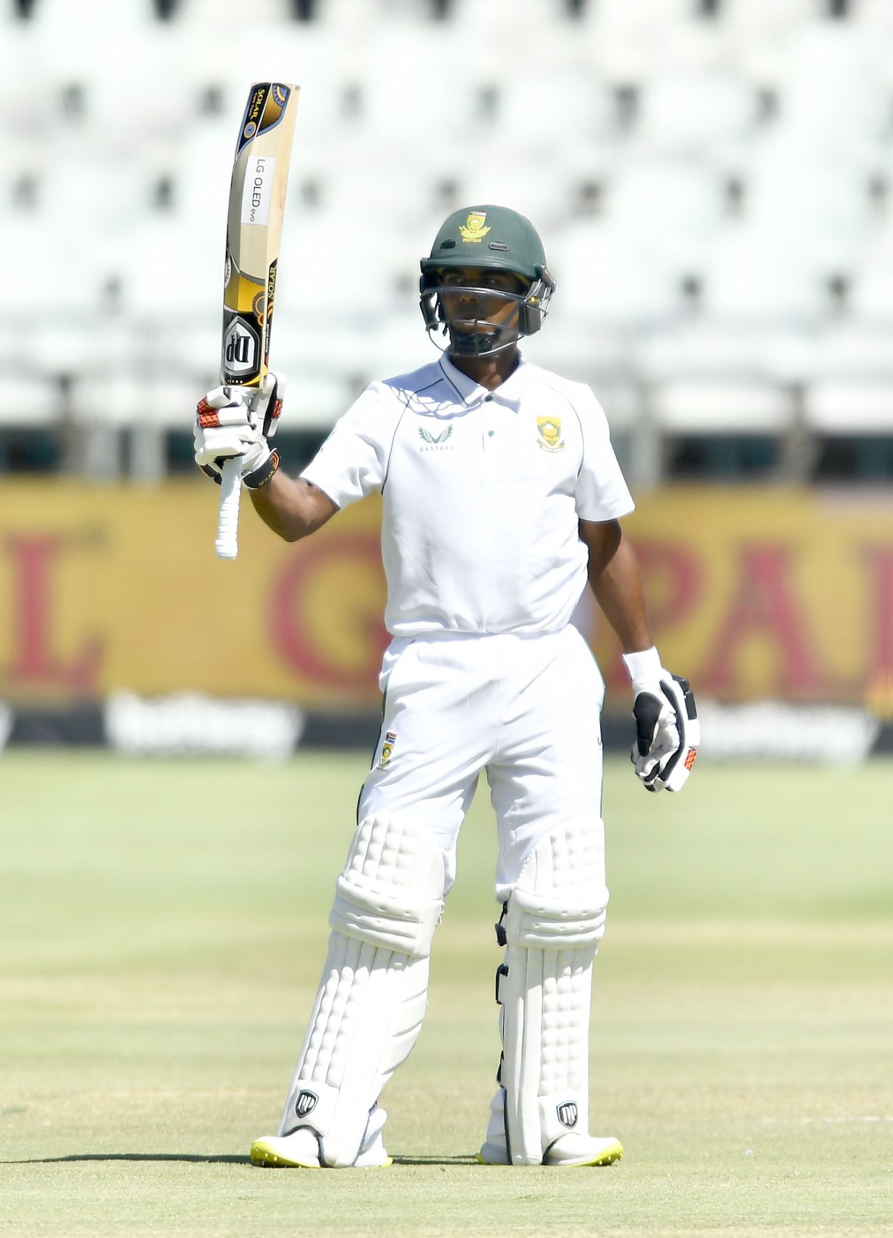 Keegan Petersen acknowledges the cheers after getting to his half-century, South Africa vs India, 3rd Test, Cape Town, 4th day, January 14, 2022