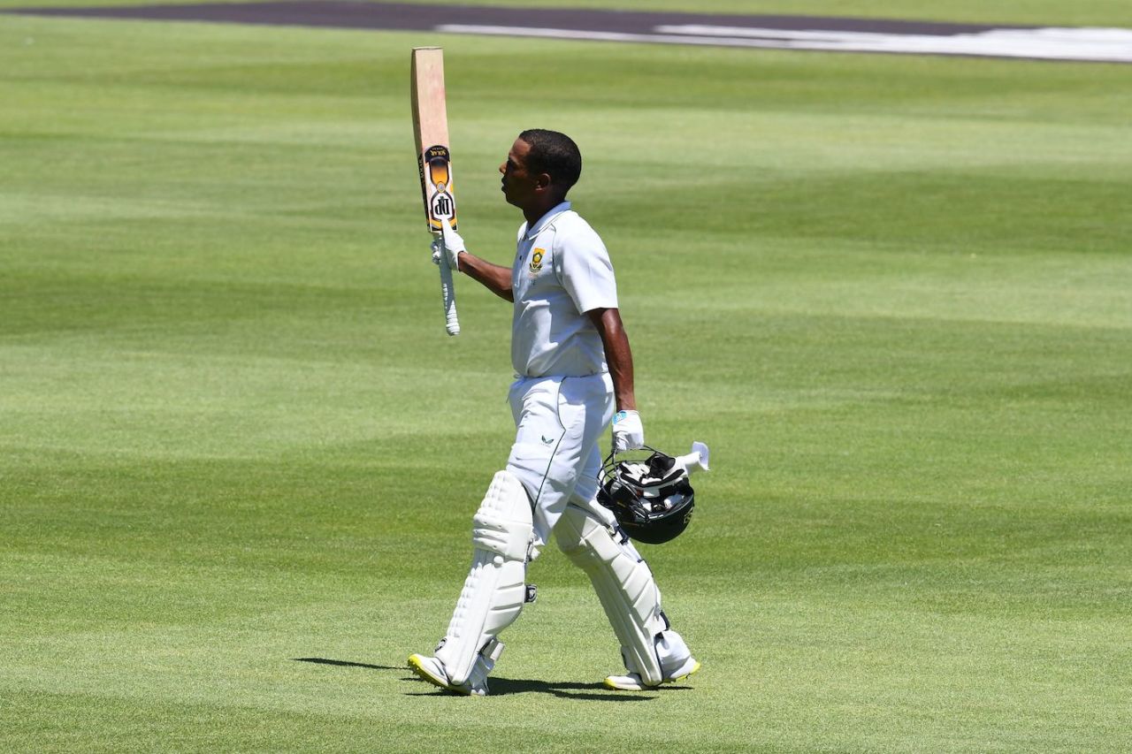 Keegan Petersen acknowledges the ovation as he walks back, South Africa vs India, 3rd Test, Cape Town, 4th day, January 14, 2022