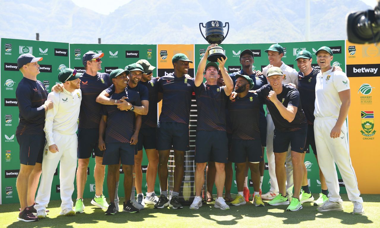 An elated Dean Elgar lifts the Freedom Trophy with his team-mates, South Africa vs India, 3rd Test, Cape Town, 4th day, January 14, 2022