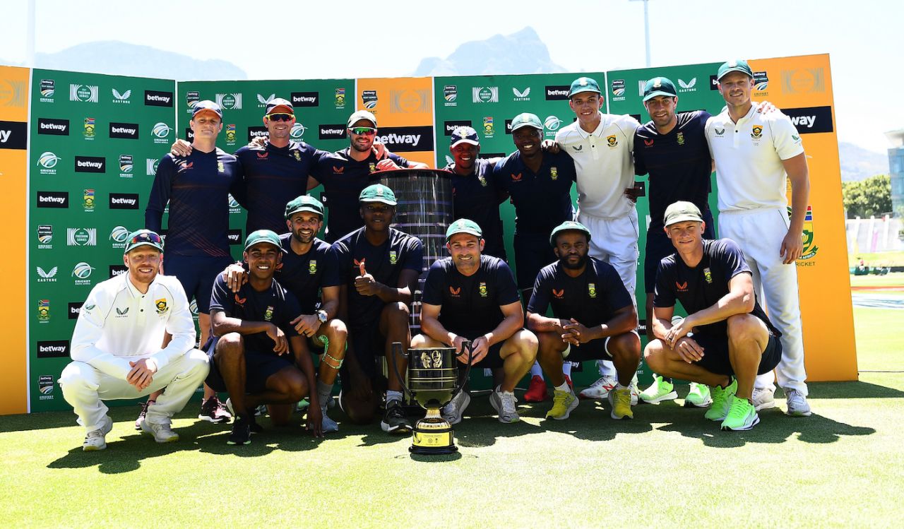 The victorious South African team poses with the Freedom Trophy, South Africa vs India, 3rd Test, Cape Town, 4th day, January 14, 2022
