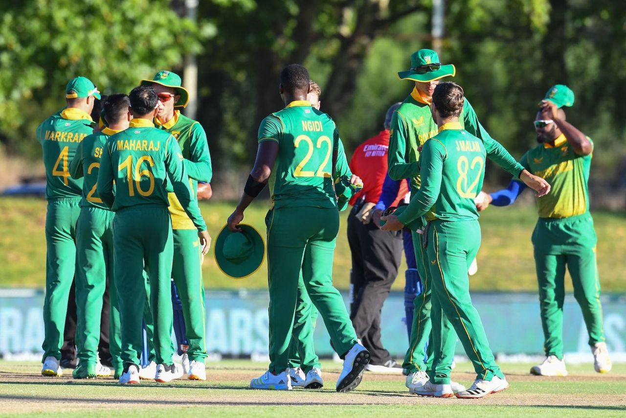The South African players get together at the end of the game, South Africa vs India, 1st ODI, Paarl, January 19, 2022