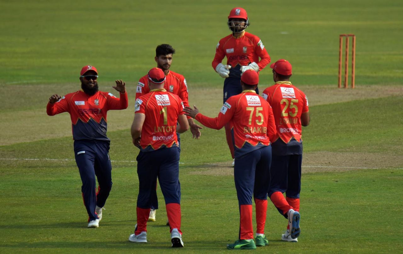 Nayeem Hasan celebrates a wicket with his team-mates, Chattogram Challengers vs Fortune Barishal, BPL 2022, Dhaka, January 21, 2022