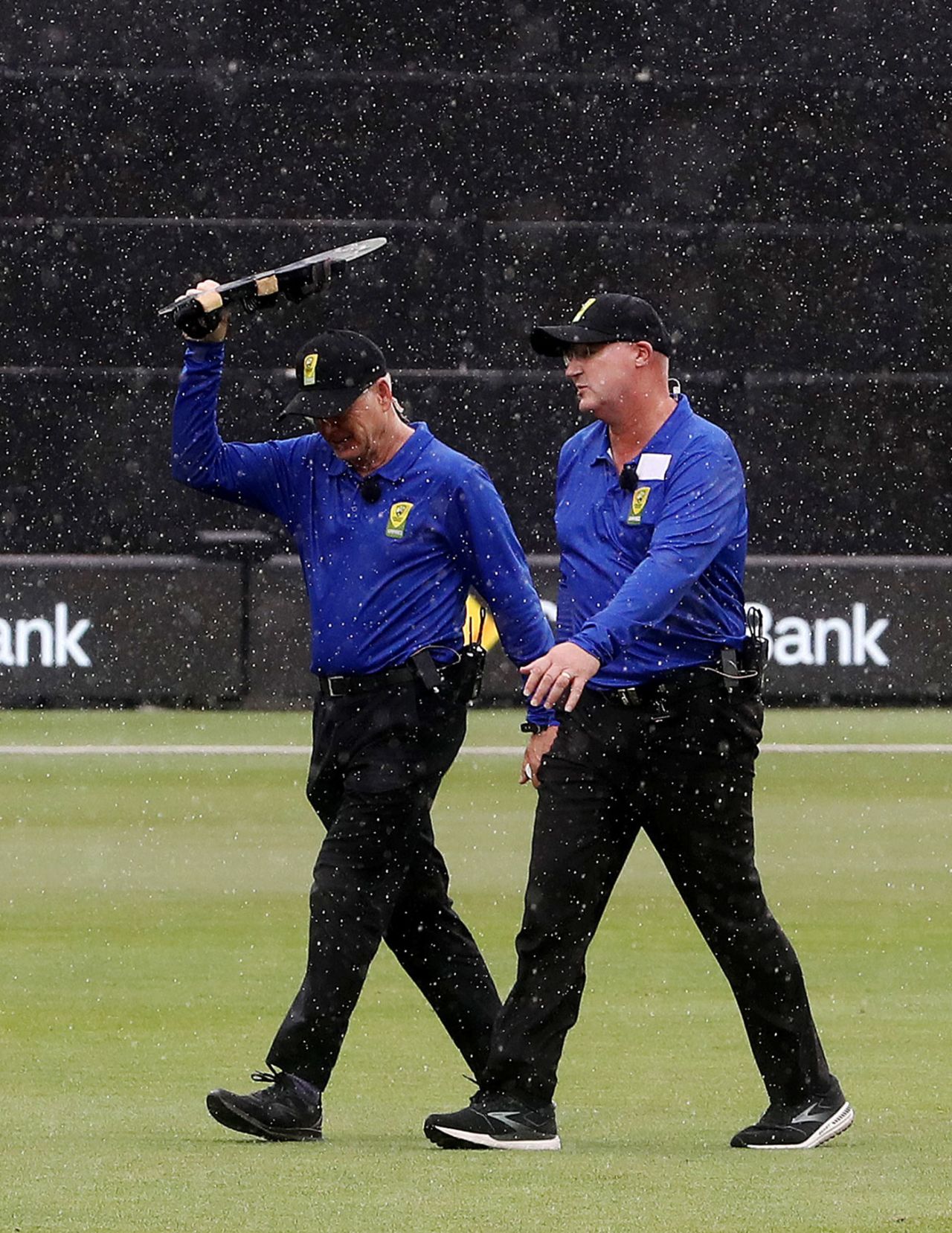Bruce Oxenford finds another use for his shield, Australia vs England, 2nd T20I, Adelaide, January 22, 2022