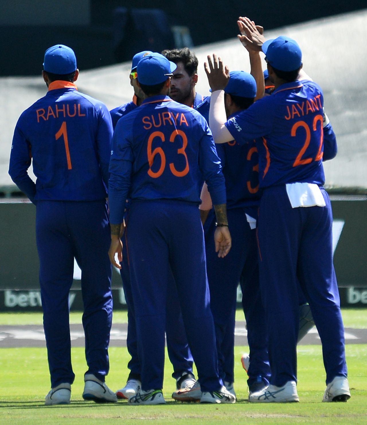 Deepak Chahar is congratulated after sending back Janneman Malan, South Africa vs India, 3rd ODI, Cape Town, January 23, 2022