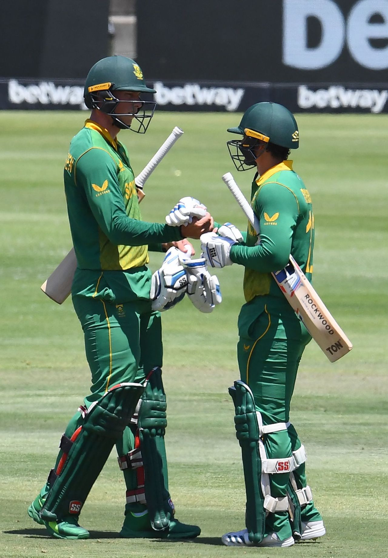 Rassie van der Dussen congratulates Quinton de Kock for his half-century, South Africa vs India, 3rd ODI, Cape Town, January 23, 2022