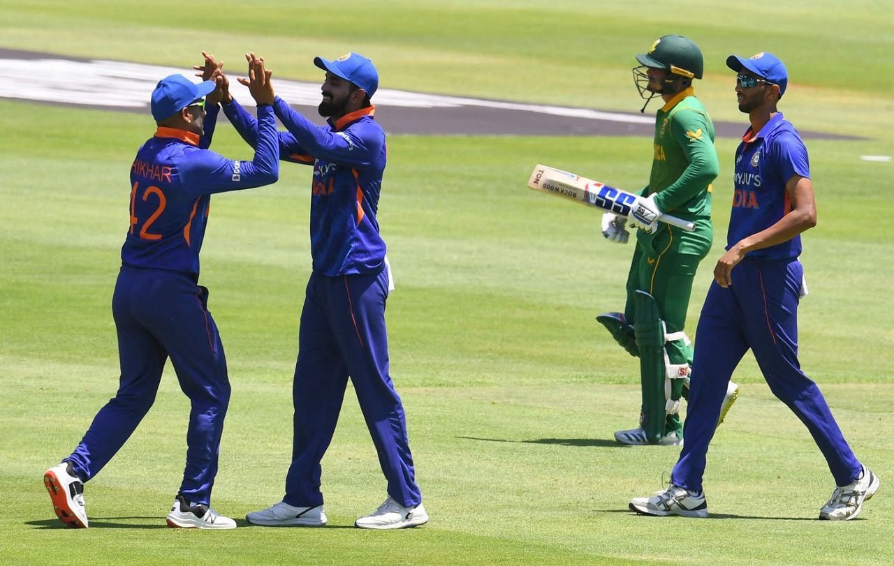 Shikhar Dhawan and KL Rahul celebrate as Quinton de Kock walks back, South Africa vs India, 3rd ODI, Cape Town, January 23, 2022