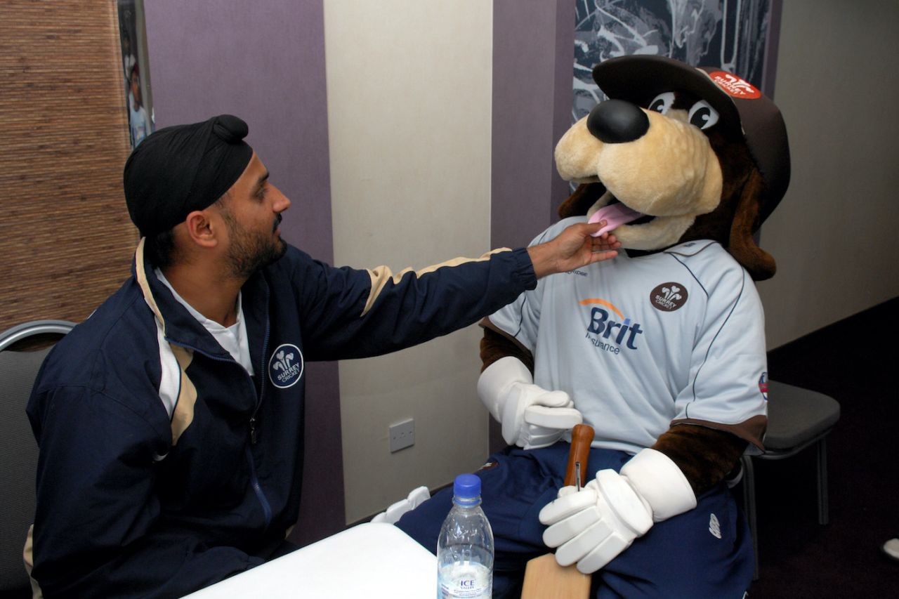 Harbhajan Singh with Surrey mascot Kenny Kennington, The Oval, August 27, 2007