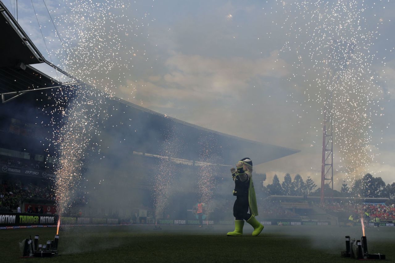 Sydney Thunder Mascot Maximus Thunder enters the field, Sydney Thunder vs the Adelaide Strikers, Sydney Showgrounds, January 13, 2019
