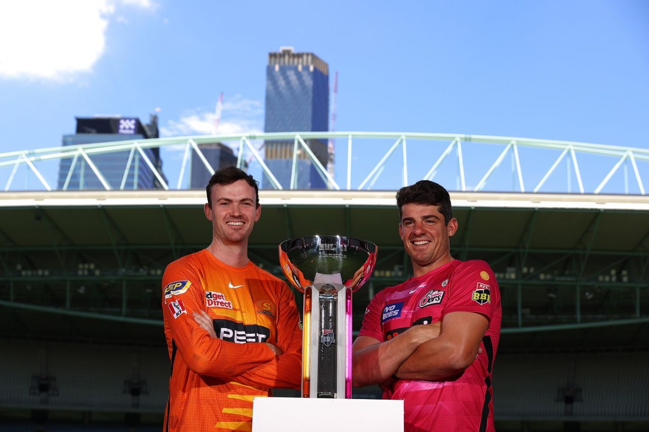 Ashton Turner and Moises Henriques pose with the BBL trophy on the eve of the final, Perth Scorchers vs Sydney Sixers, BBL 2021-22, Melbourne, January 27, 2022