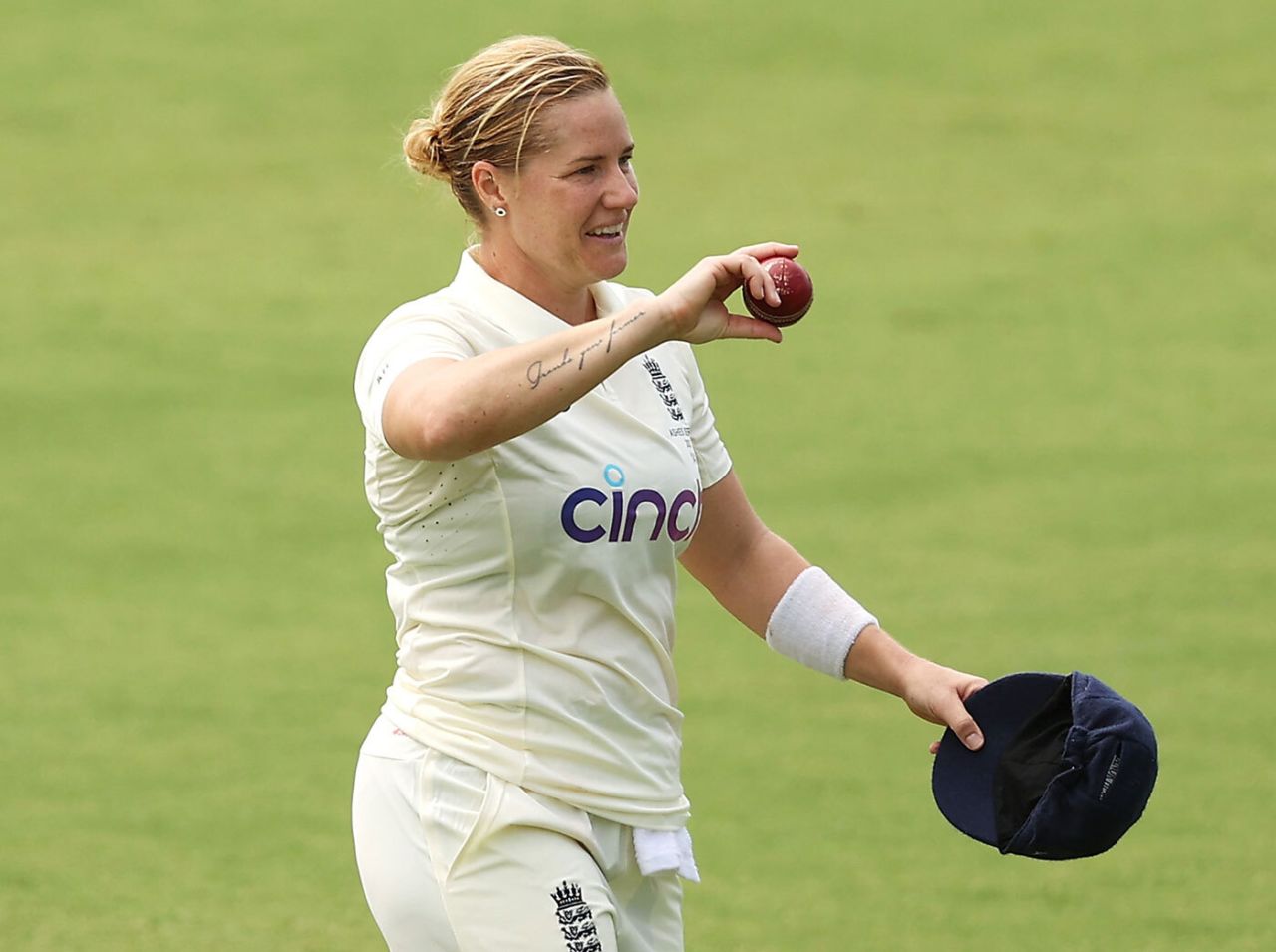 Katherine Brunt acknowledges her five-wicket haul, Australia vs England, Only Test, Women's Ashes, Canberra, January 28, 2022