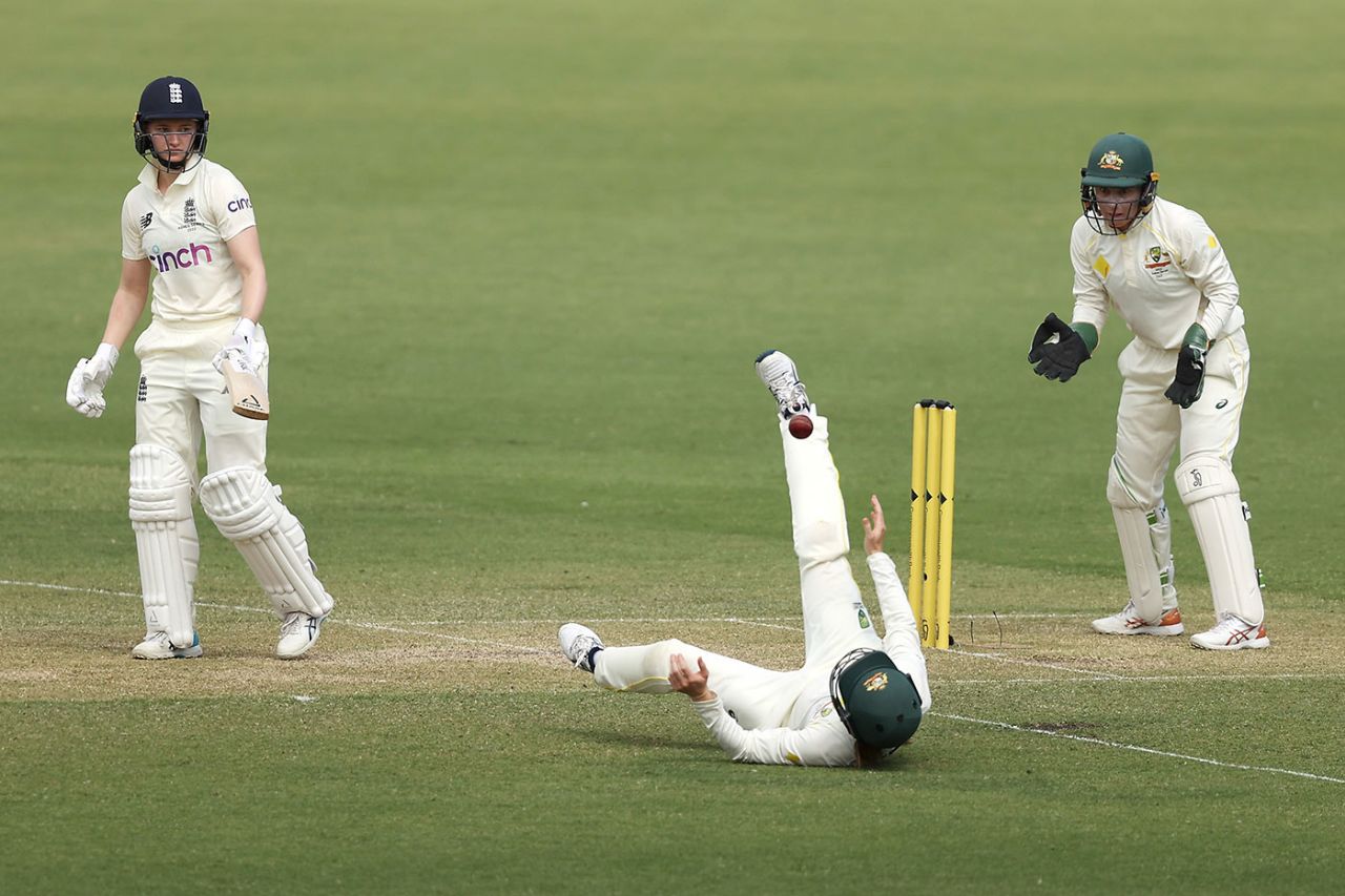 Rachael Haynes almost kicked the ball to take a catch, Australia vs England, Only Test, Women's Ashes, Canberra, January 28, 2022