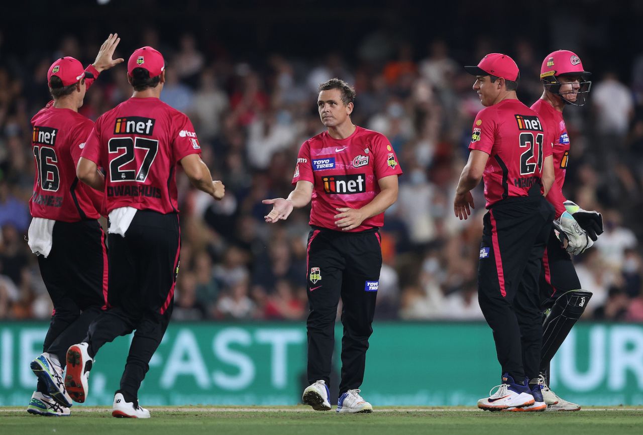 Steve O'Keefe is congratulated after dismissing Josh Inglis with his first ball, Perth Scorchers vs Sydney Sixers, BBL 2021-22, final, Melbourne, January 28, 22