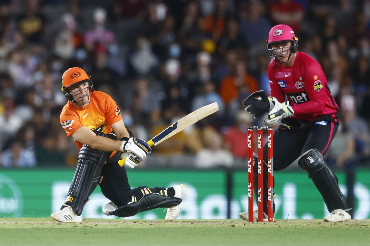 Laurie Evans sweeps the ball away, Perth Scorchers vs Sydney Sixers, BBL 2021-22, final, Melbourne, January 28, 22
