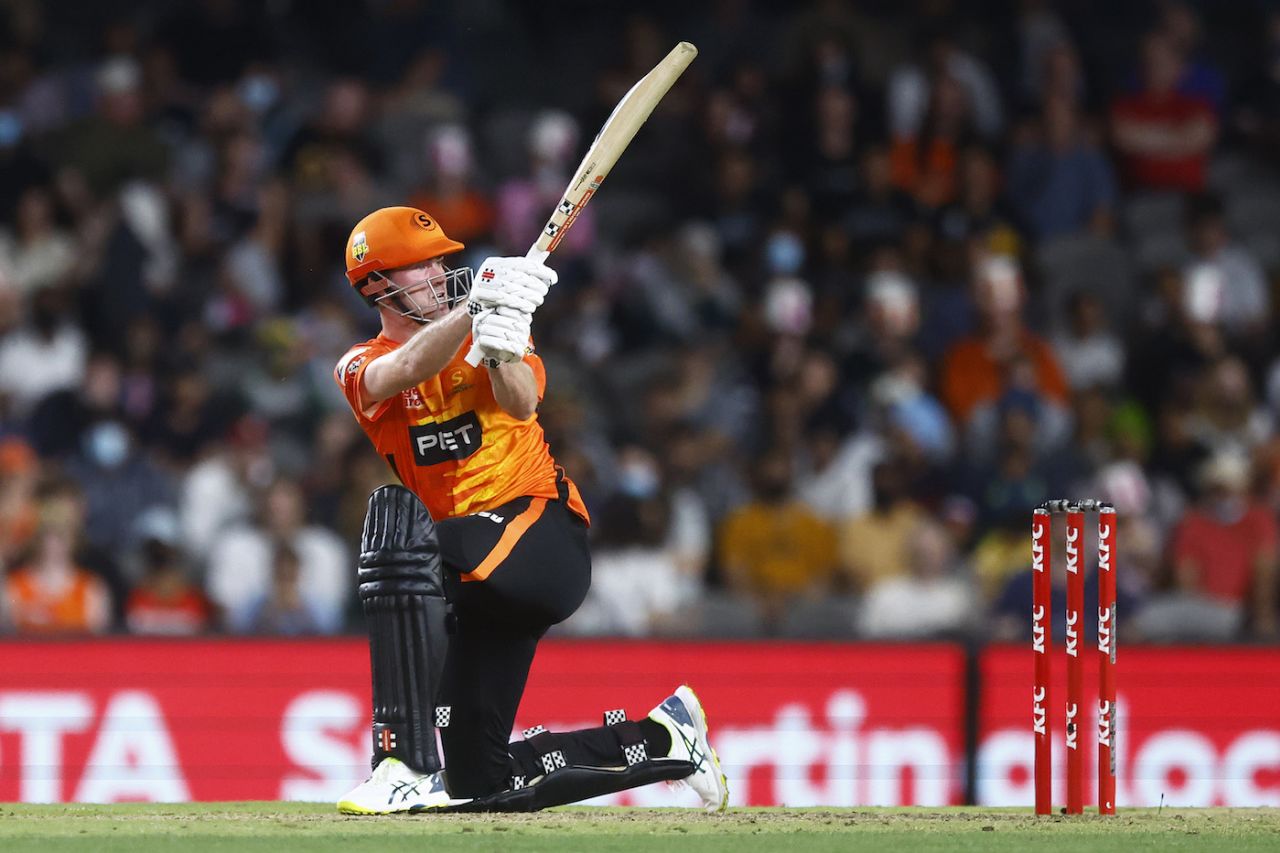 Ashton Turner eyes the area behind square, Perth Scorchers vs Sydney Sixers, BBL 2021-22, final, Melbourne, January 28, 22