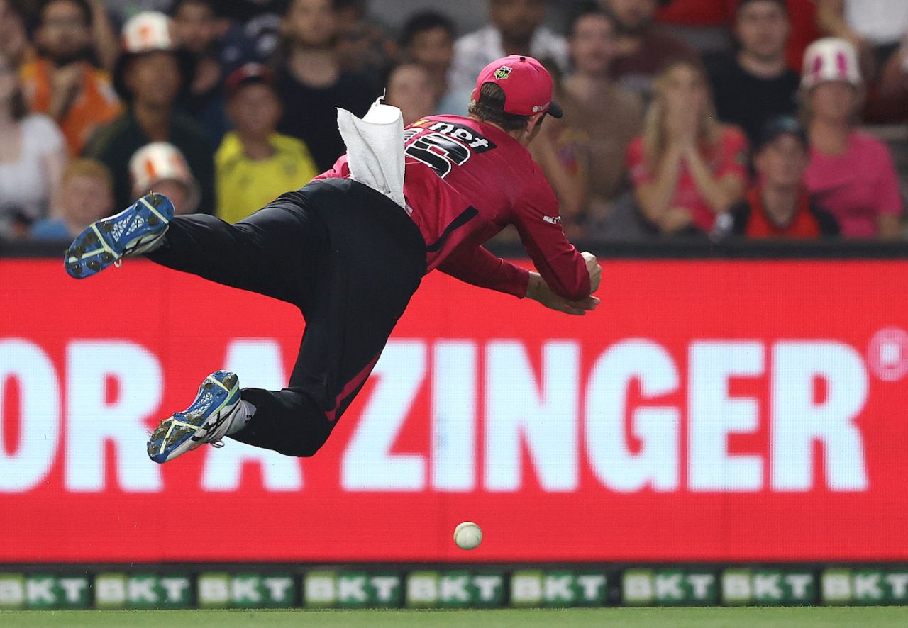 Daniel Hughes put one down while running towards the boundary, Perth Scorchers vs Sydney Sixers, BBL 2021-22, final, Melbourne, January 28, 22
