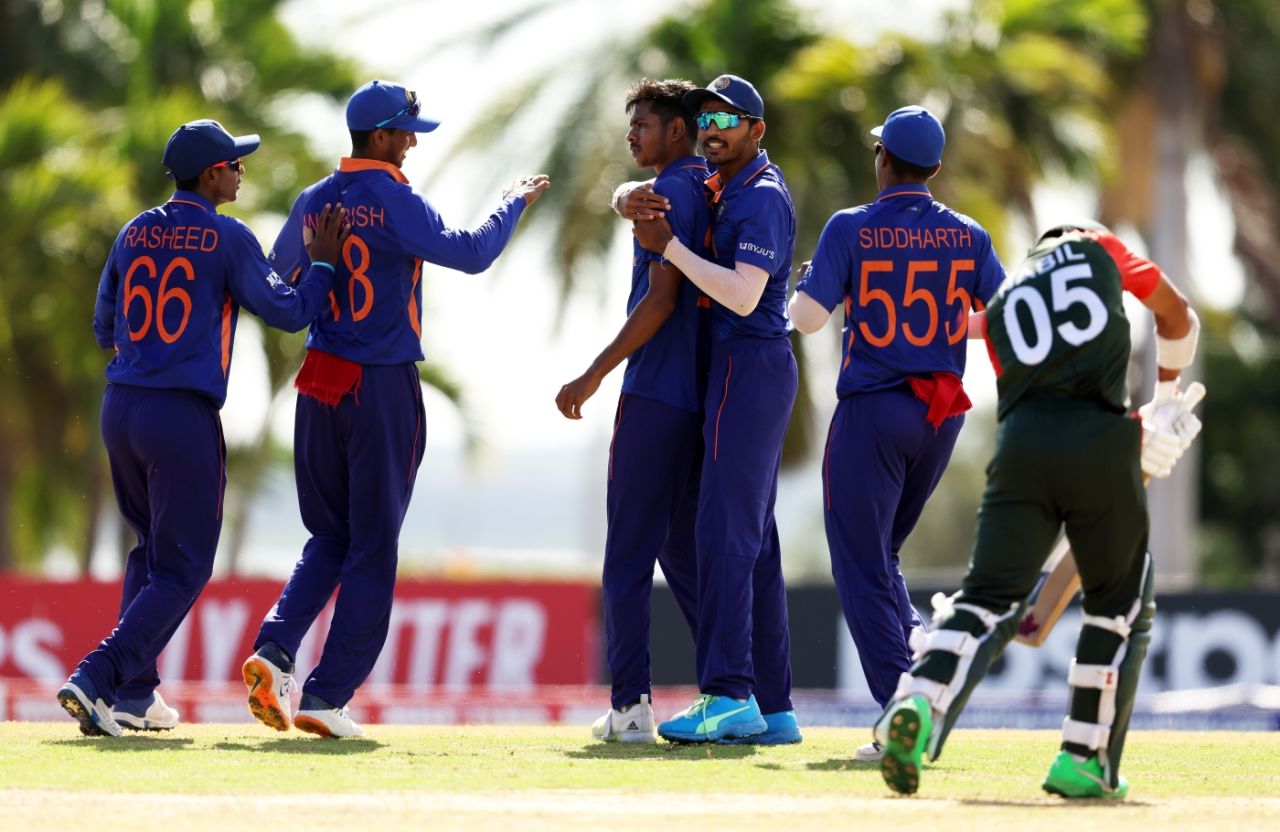 India Under-19s get together after one of Ravi Kumar's three strikes against Bangladesh Under-19s, Bangladesh vs India, Under-19 World Cup 2022, quarter-final, Coolidge, January 29, 2022