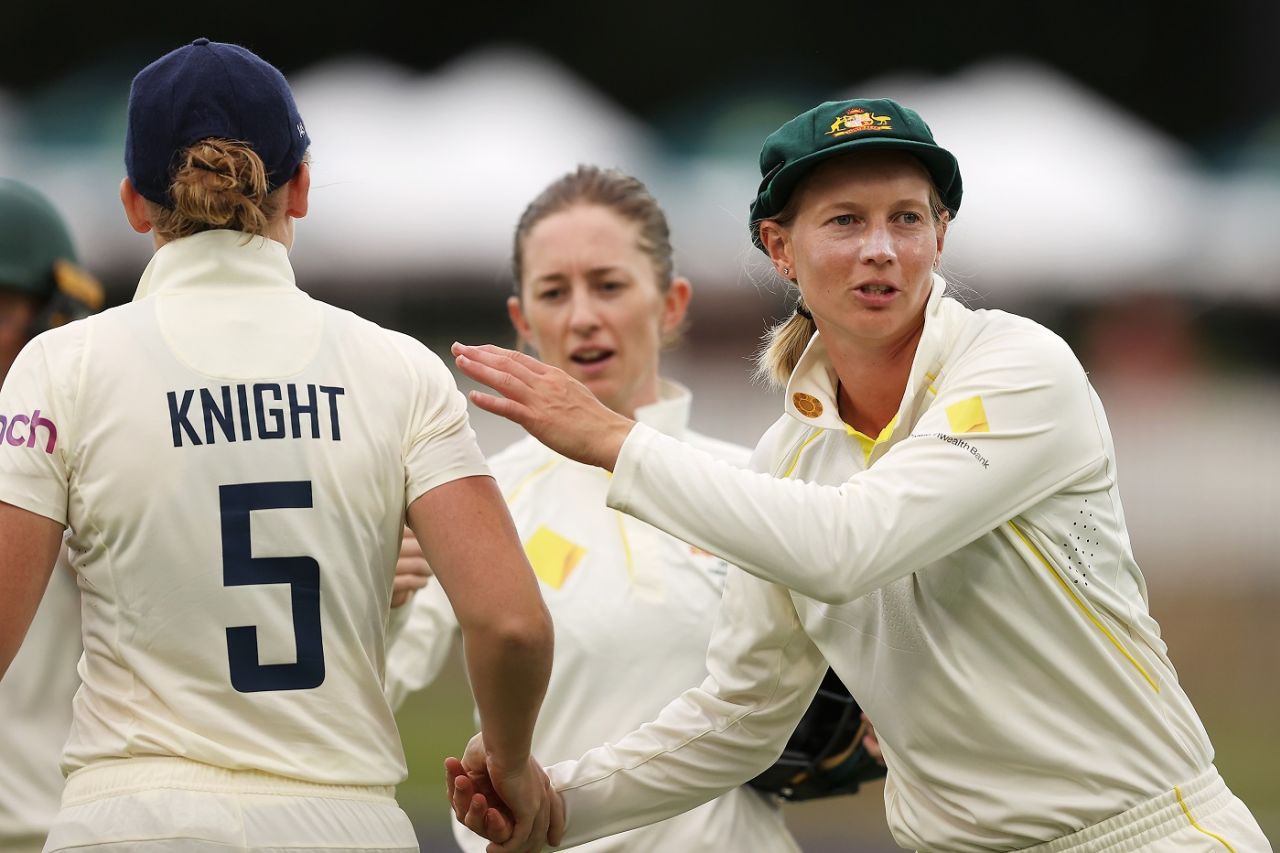 Meg Lanning shakes hands with Heather Knight after the draw, Australia vs England, Only Test, Women's Ashes, Canberra, January 30, 2022