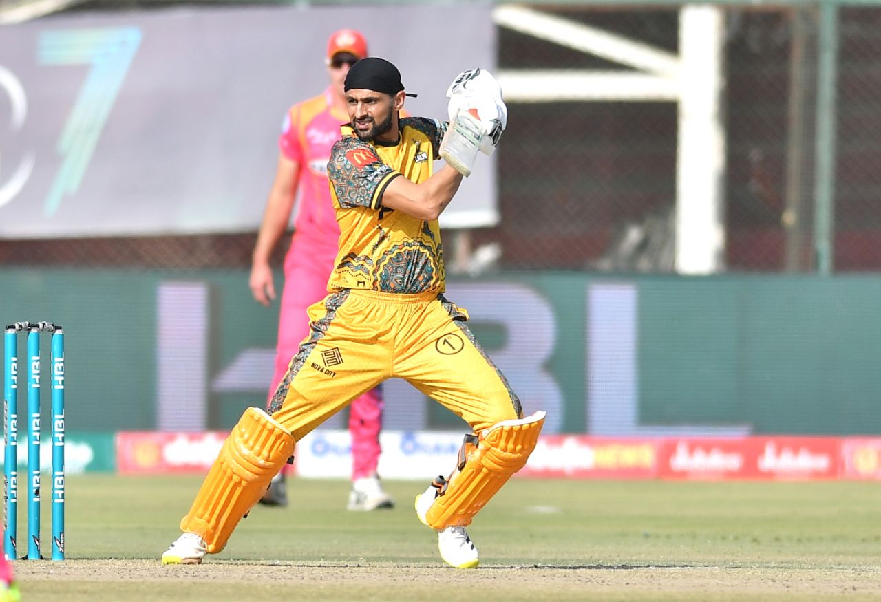 Shoaib Malik guides the ball into the off side, Peshawar Zalmi vs Islamabad United, PSL 2022, Karachi, January 30, 2022