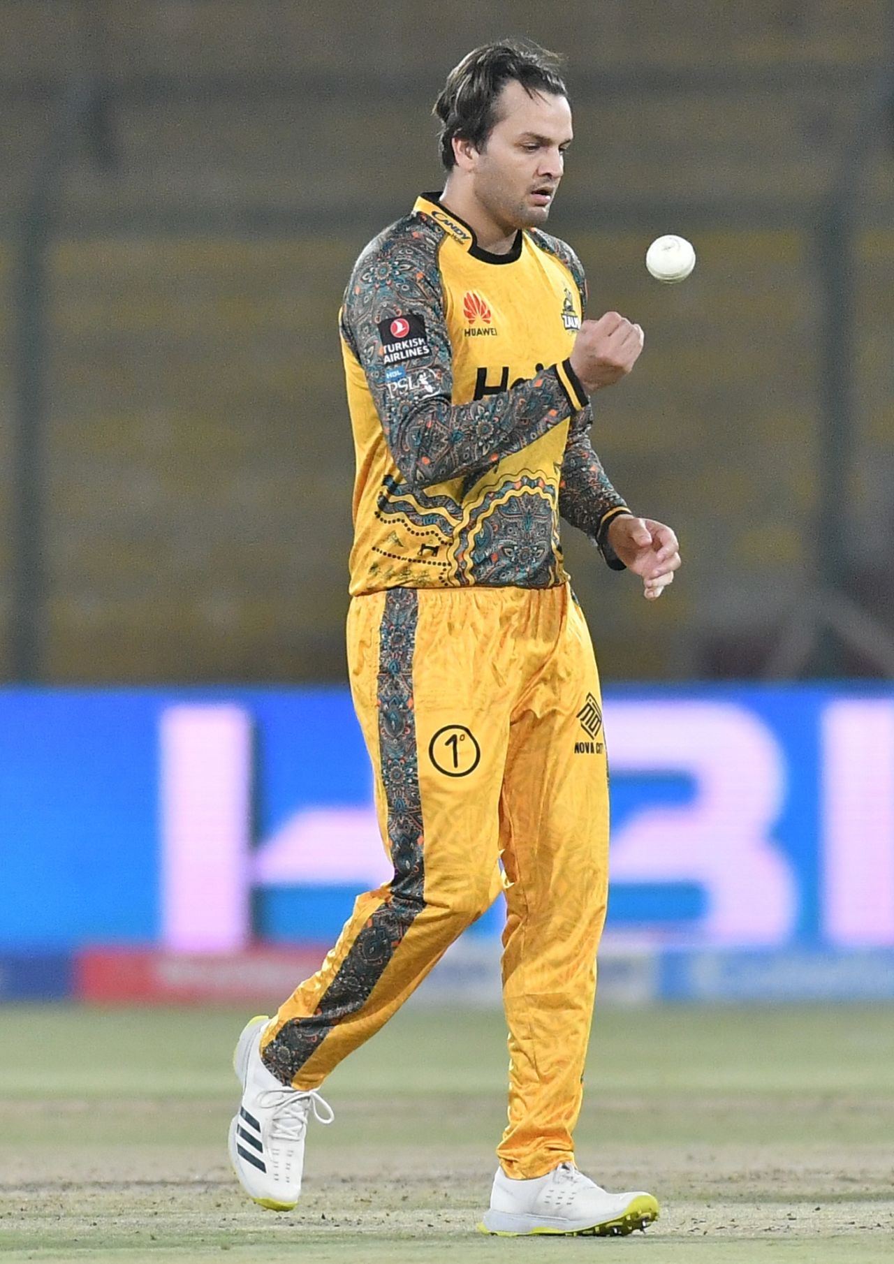 Usman Qadir prepares to bowl, Peshawar Zalmi vs Lahore Qalandars, Pakistan Super League, Karachi, February 2, 2022