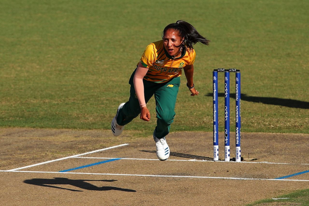 Shabnim Ismail bowls, South Africa vs Pakistan, Women's T20 World Cup, Sydney, March 01, 2020