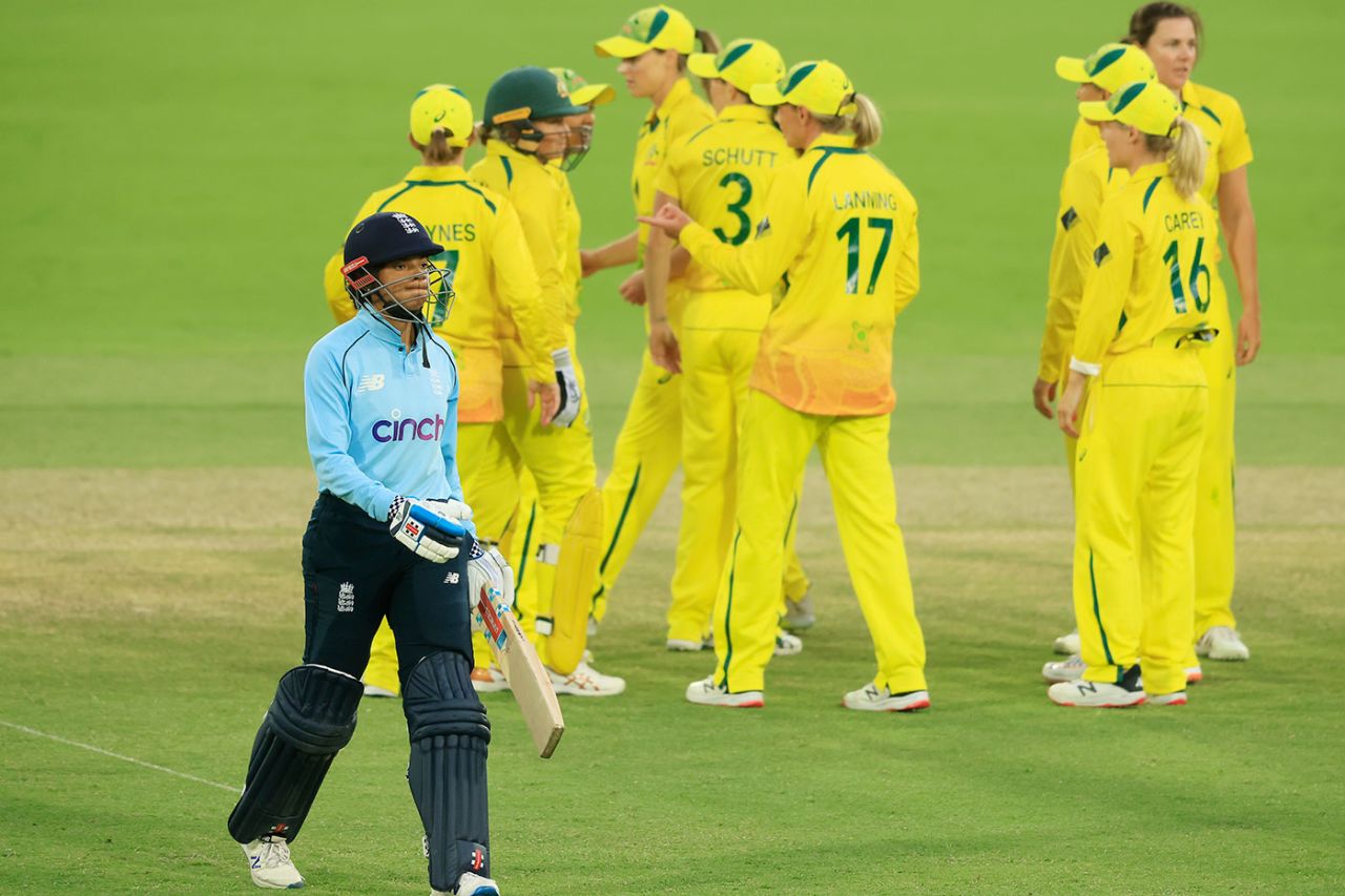 Sophie Dunkley walks off, Australia vs England, 1st ODI, Women's Ashes, Canberra, February 3, 2022