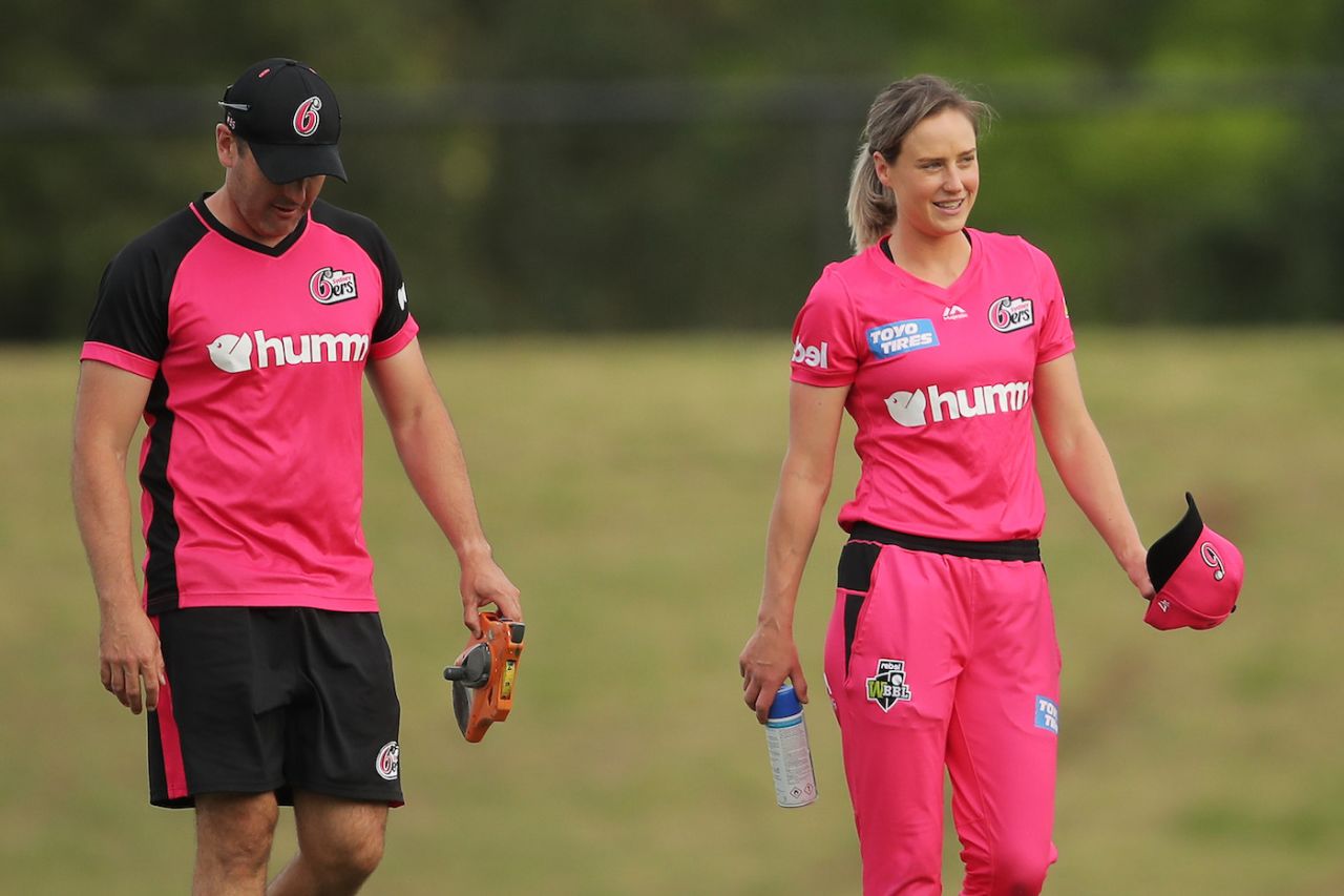 Ellyse Perry talks to Sydney Sixers head coach Ben Sawyer, Sydney Sixers v Brisbane Heat, WBBL, Blacktown, November 4, 2020

