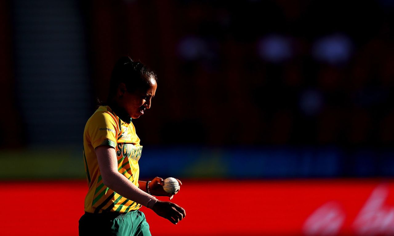 Shabnim Ismail walks up to bowl, South Africa vs Pakistan, Women's T20 World Cup, Sydney, March 01, 2020