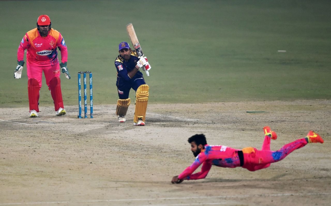 Shadab Khan dives to stop a Sarfaraz Ahmed drive, Islamabad United vs Quetta Gladiators, PSL 2022, Lahore, February 12, 2022