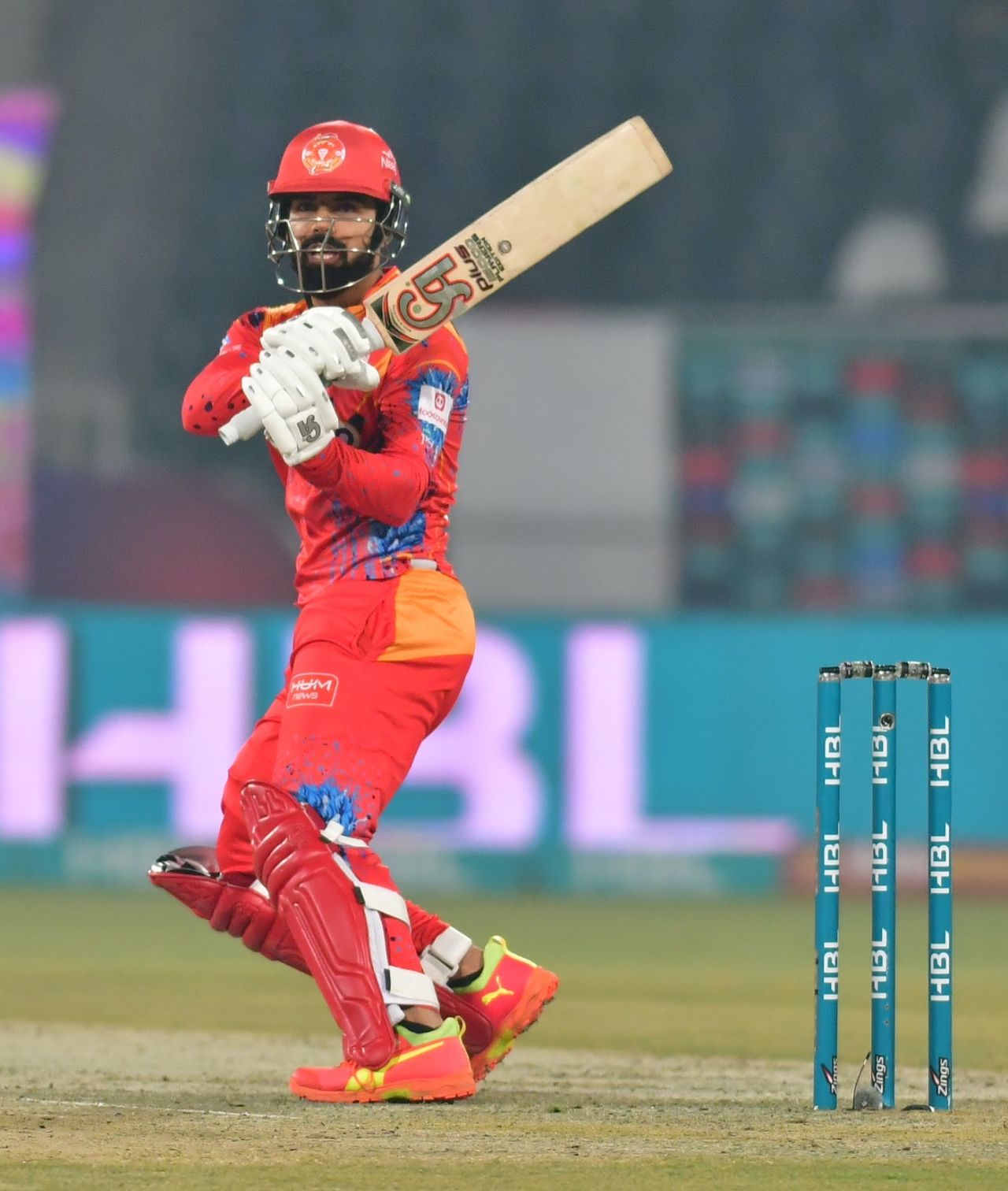 Shadab Khan swings one away, Islamabad United vs Karachi Kings, PSL 2022, Lahore, February 14, 2022