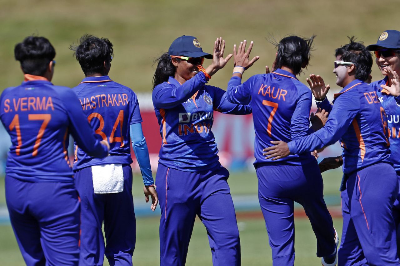 India Women get together to celebrate a wicket, New Zealand vs India, 2nd women's ODI, Queenstown, February 15, 2022
